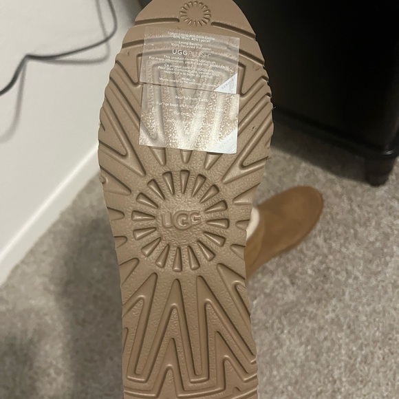 New UGG - Picture 3 of 3